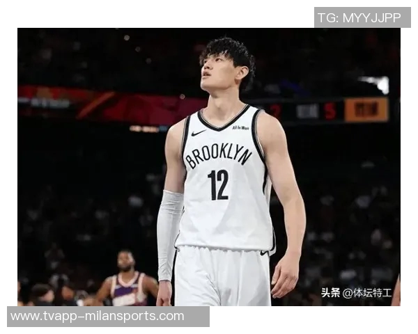 曾凡博与狄龙赛前激情致辞引发现场球迷热烈欢呼气氛高涨 曾凡博与狄龙赛前激情致辞引发现场球迷热烈欢呼气氛高涨