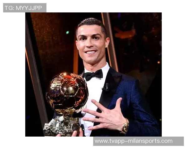 C罗荣获环足奖颁奖典礼上佩戴70万美元限量百达翡丽手表引发热议